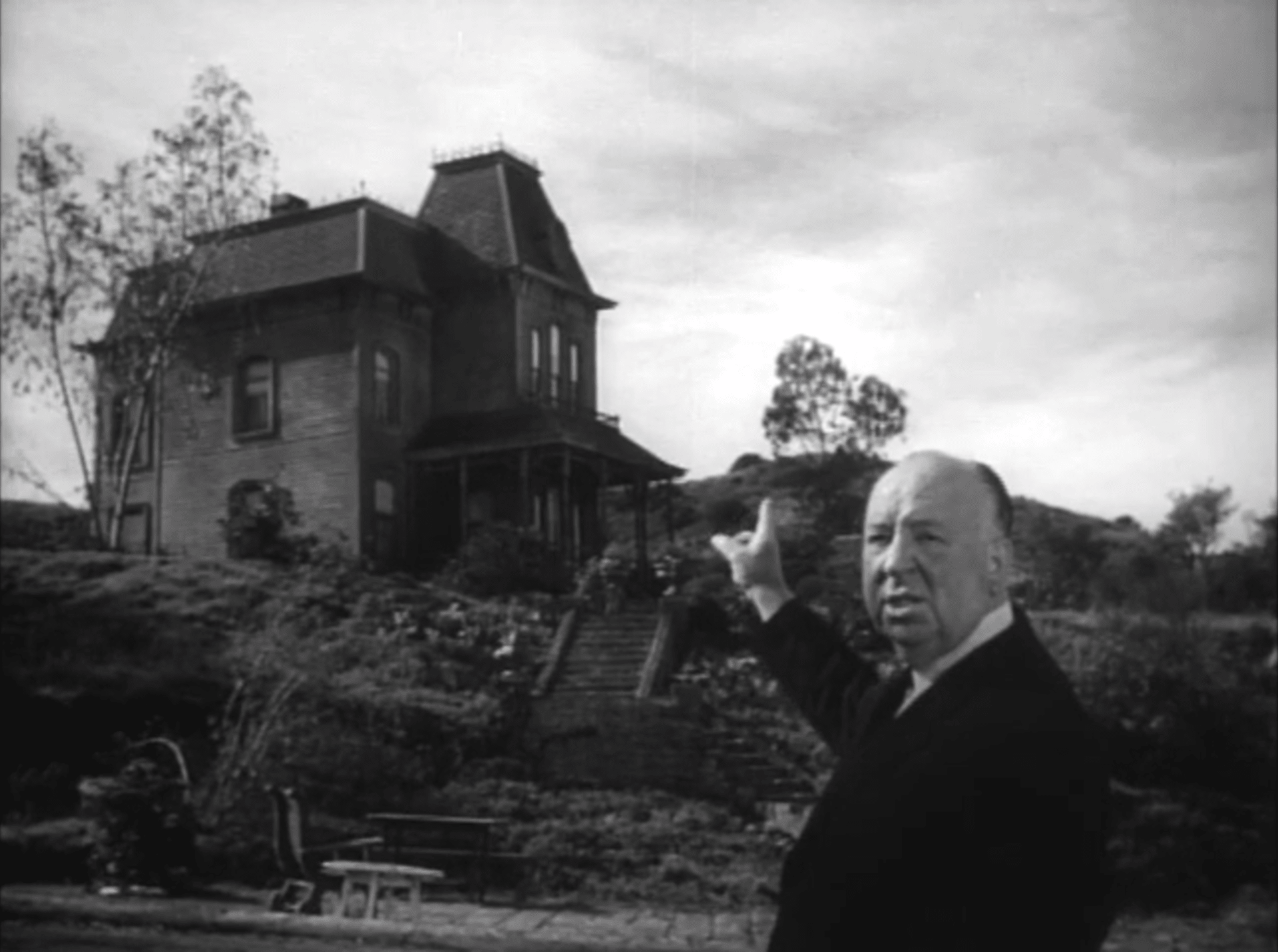 Alfred Hitchcock u domu, kde se natáčel snímek Psycho.