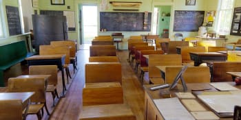 Školy odkládají začátek školního roku, učitelé jsou v karanténě kvůli koronaviru