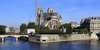 Notre Dame rok po požáru: Obnovu zastavil koronavirus, panují obavy o financování