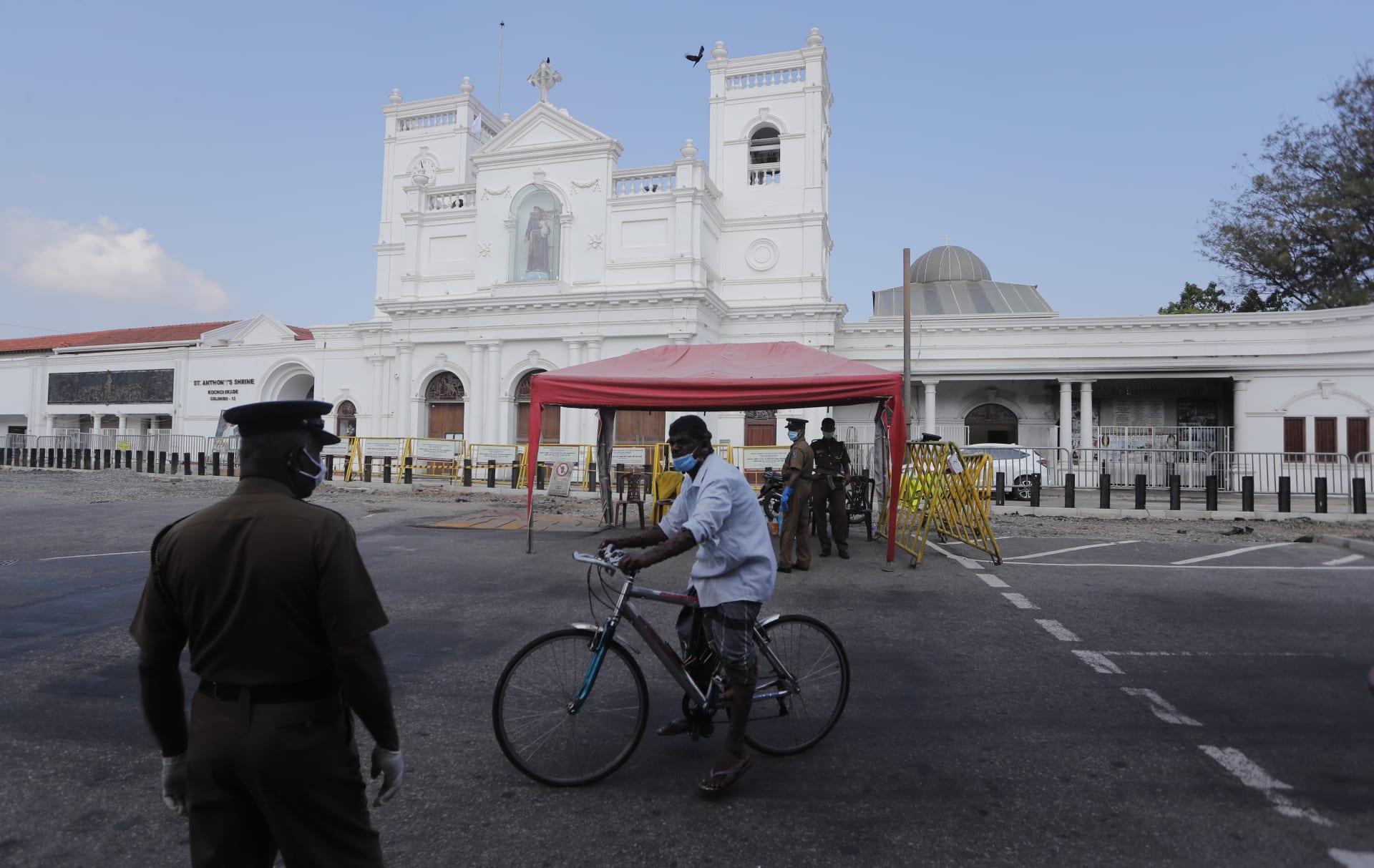 Policejní kontroly před kostelem svatého Antonína na Srí Lance, kde loni došlo k teroristickému útoku