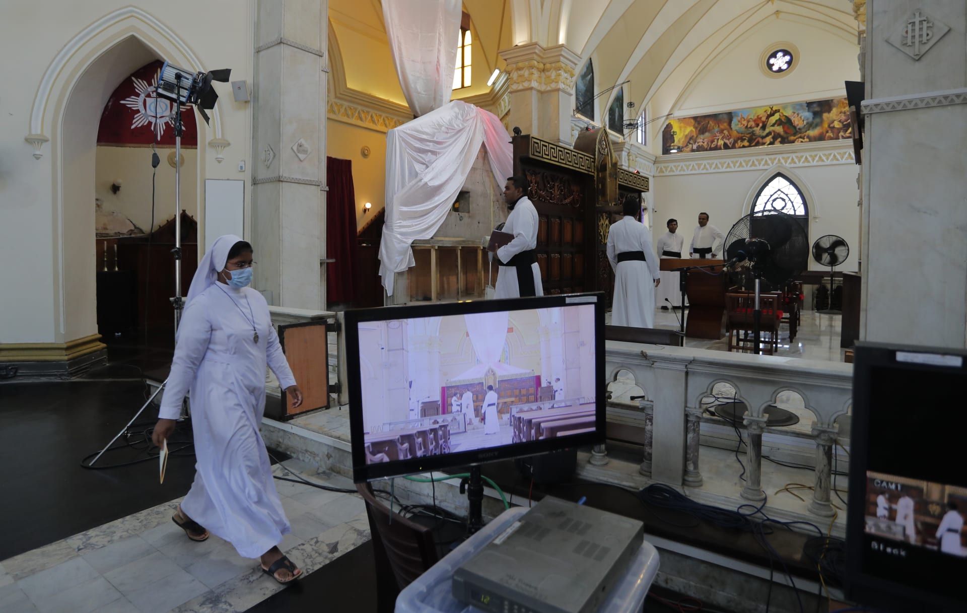 Kněz v katolickém kostele na Srí Lance se připravuje na vysílání on-line mše