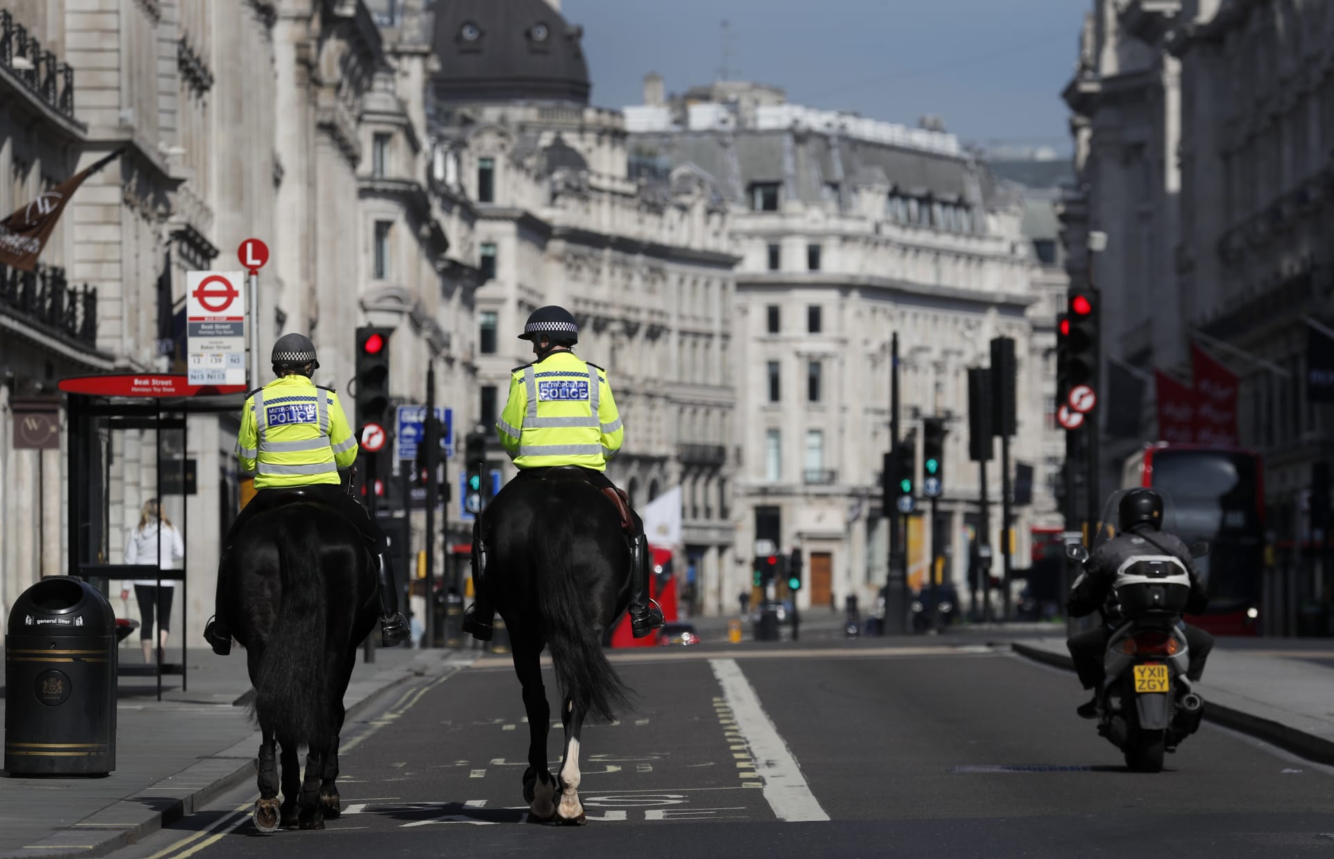 Policisté ve Velké Británii zatkli bývalého ministra kvůli údajnému znásilnění 