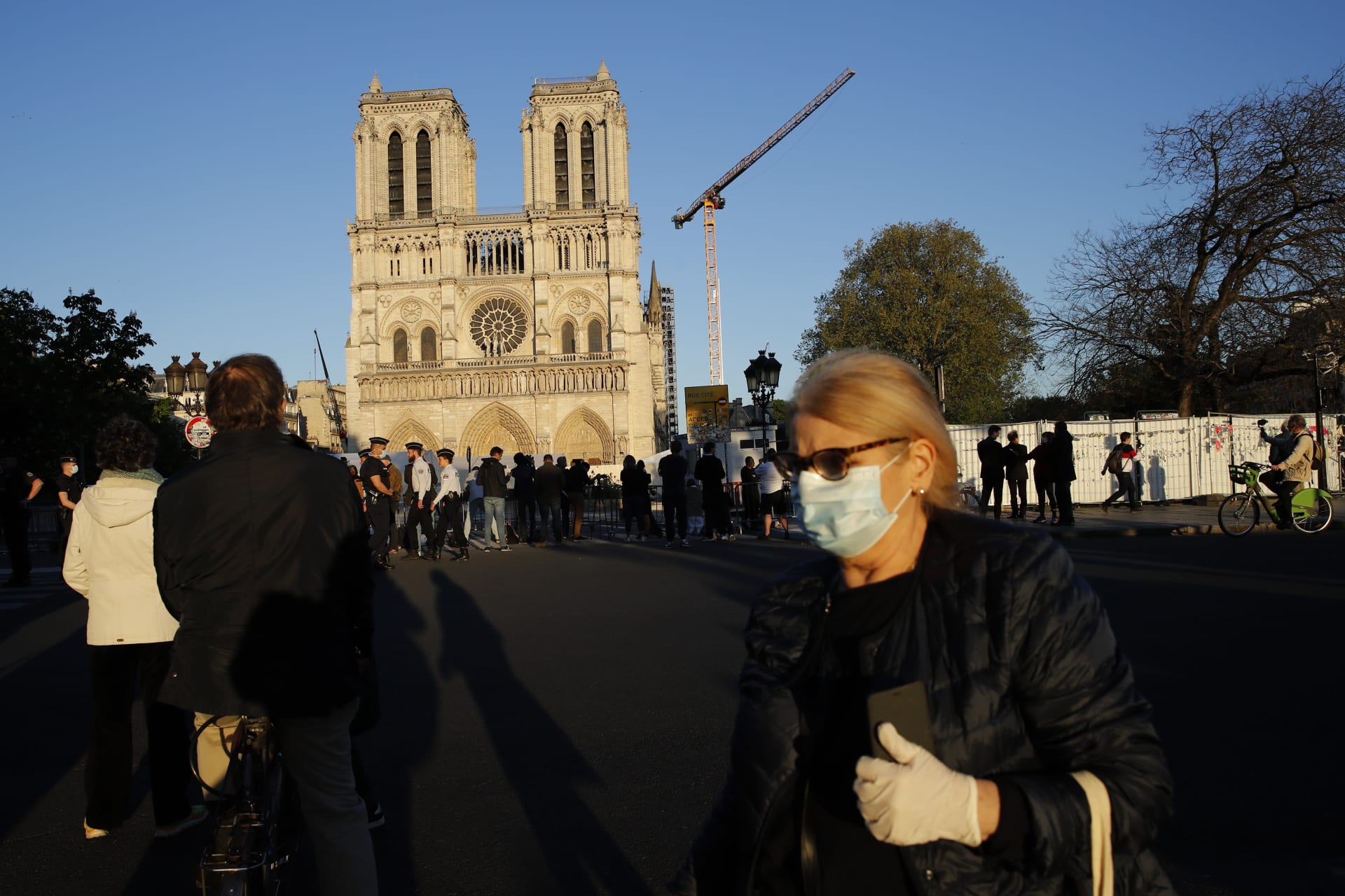 Lidé v Paříži si ve středu připomněli rok od požáru katedrály Notre-Dame