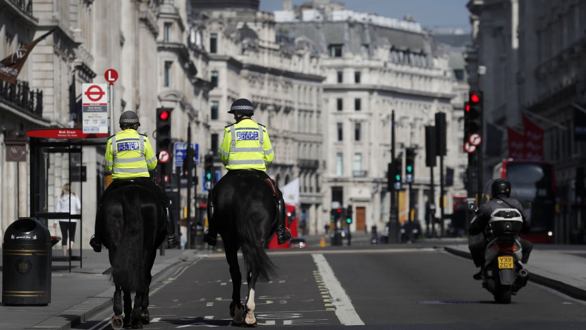 Jízdní policie projíždí liduprázdné londýnské ulice