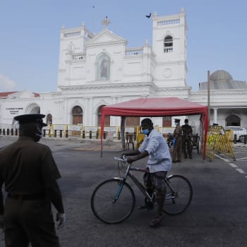 Srílanští policisté kontrolují dodržování zákazu vycházení před kostelem svatého Antonína v Kolombu. Toto místo se loni stalo terčem teroristického útoku
