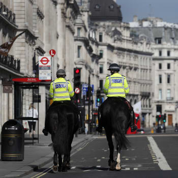 Jízdní policie projíždí liduprázdné londýnské ulice