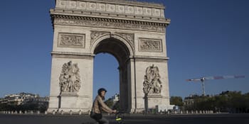 Oblast kolem pařížského Vítězného oblouku byla evakuována. Hrozil bombový útok