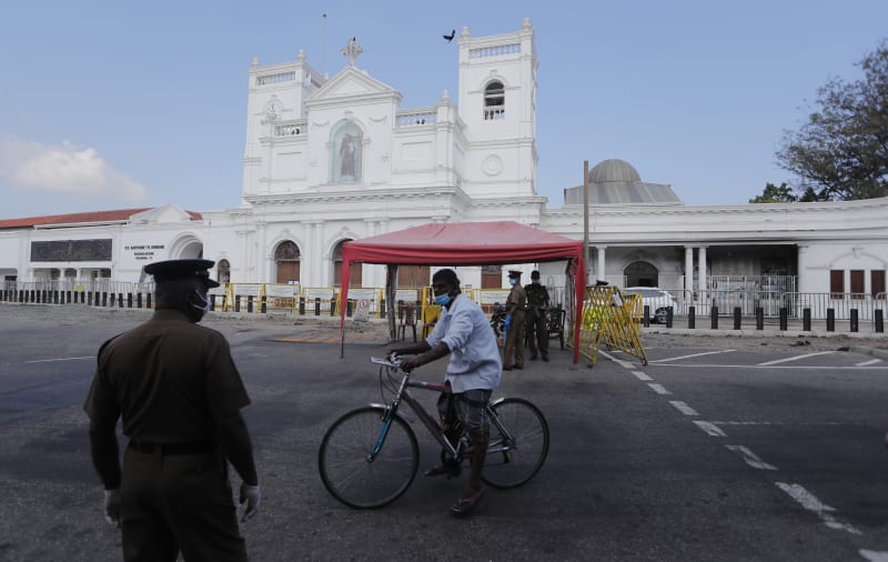 Policejní kontroly před kostelem svatého Antonína na Srí Lance, kde loni došlo k teroristickému útoku