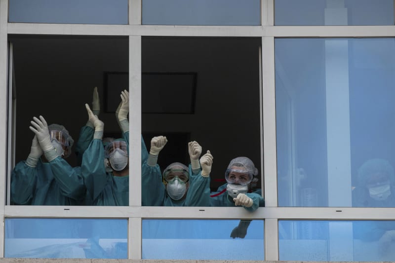 Personál madridské nemocnice reaguje na potlesk lidí před areálem
