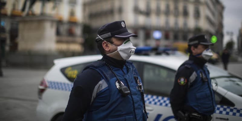 Policisté dohlížející na pořádek v prázdných madridských ulicích