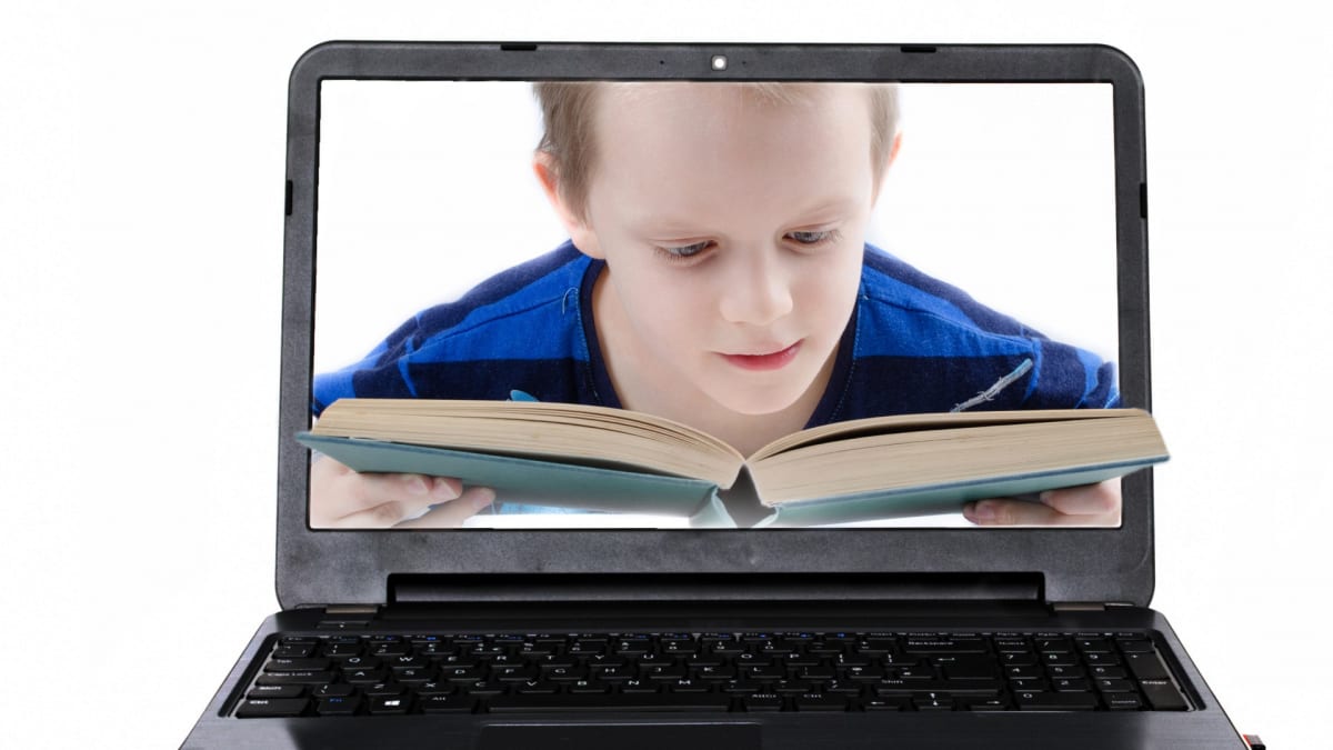 Dítě se učí za pomocí online aplikace
