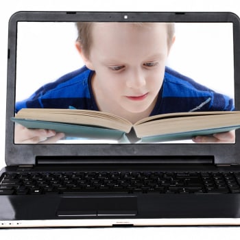 Dítě se učí za pomocí online aplikace