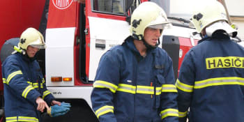 Při požáru v Ostravě zemřeli dva lidé. Byt vzplanul od svíčky