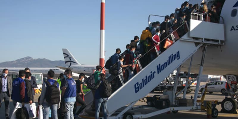 Nezletilí uprchlíci z táborů pro migranty v Řecku nastupují do letadla směr Hannover