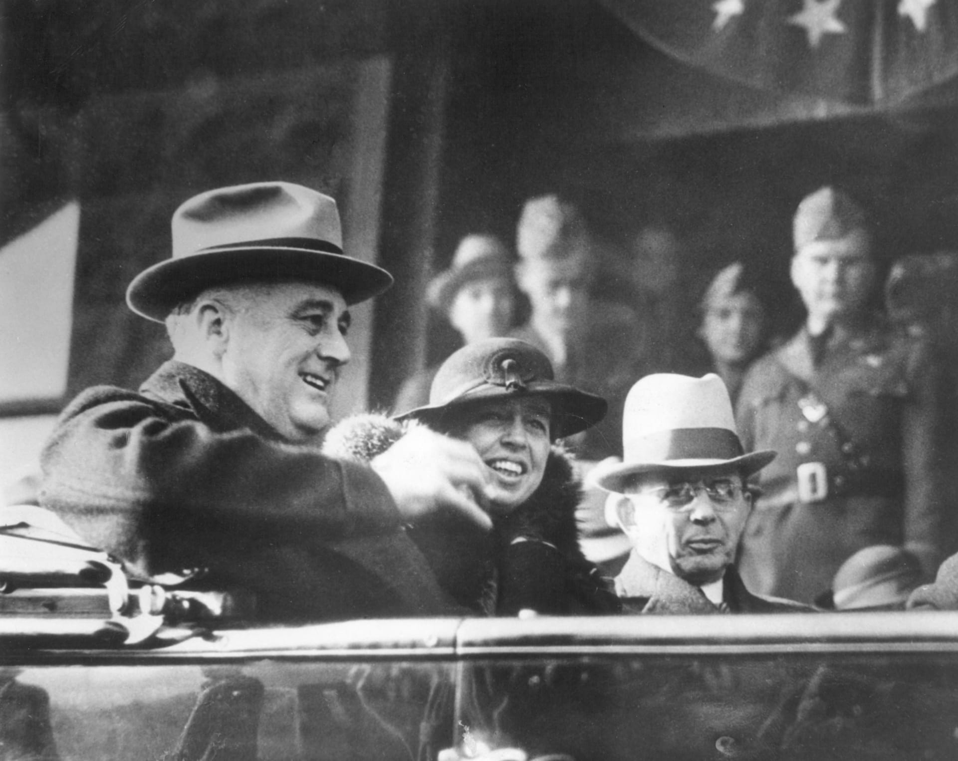 Franklin Delano Roosevelt (vlevo) se do Bílého domu dostal také díky hospodářské krizi.