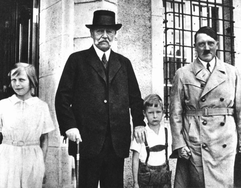 Krize dostala do sedla také Adolfa Hitlera. Zde s prezidentem Paulem von Hindenburgem (vlevo).