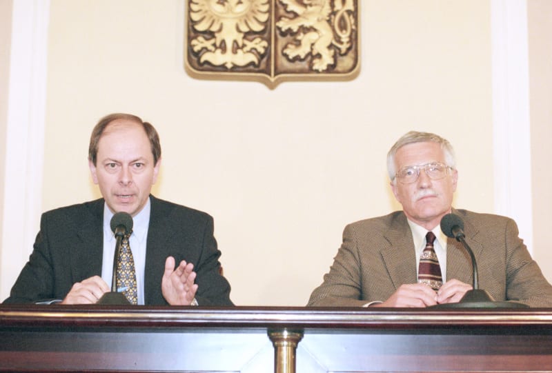 Tehdejší guvernér České národní banky Josef Tošovský (vlevo) a premiér Václav Klaus oznamují v květnu 1997 konec fixního směnného kursu koruny.