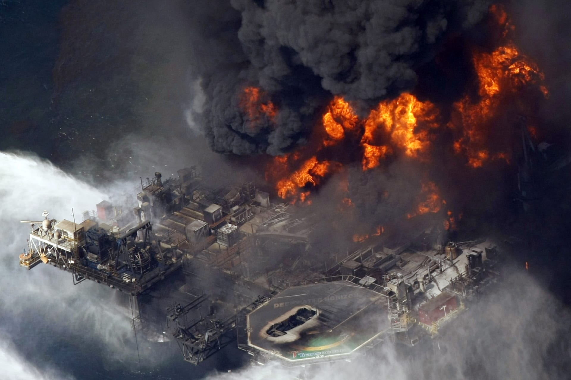 Mohutný pořár ropné plošiny Deepwater Horizon zachycený 21. dubna 2010