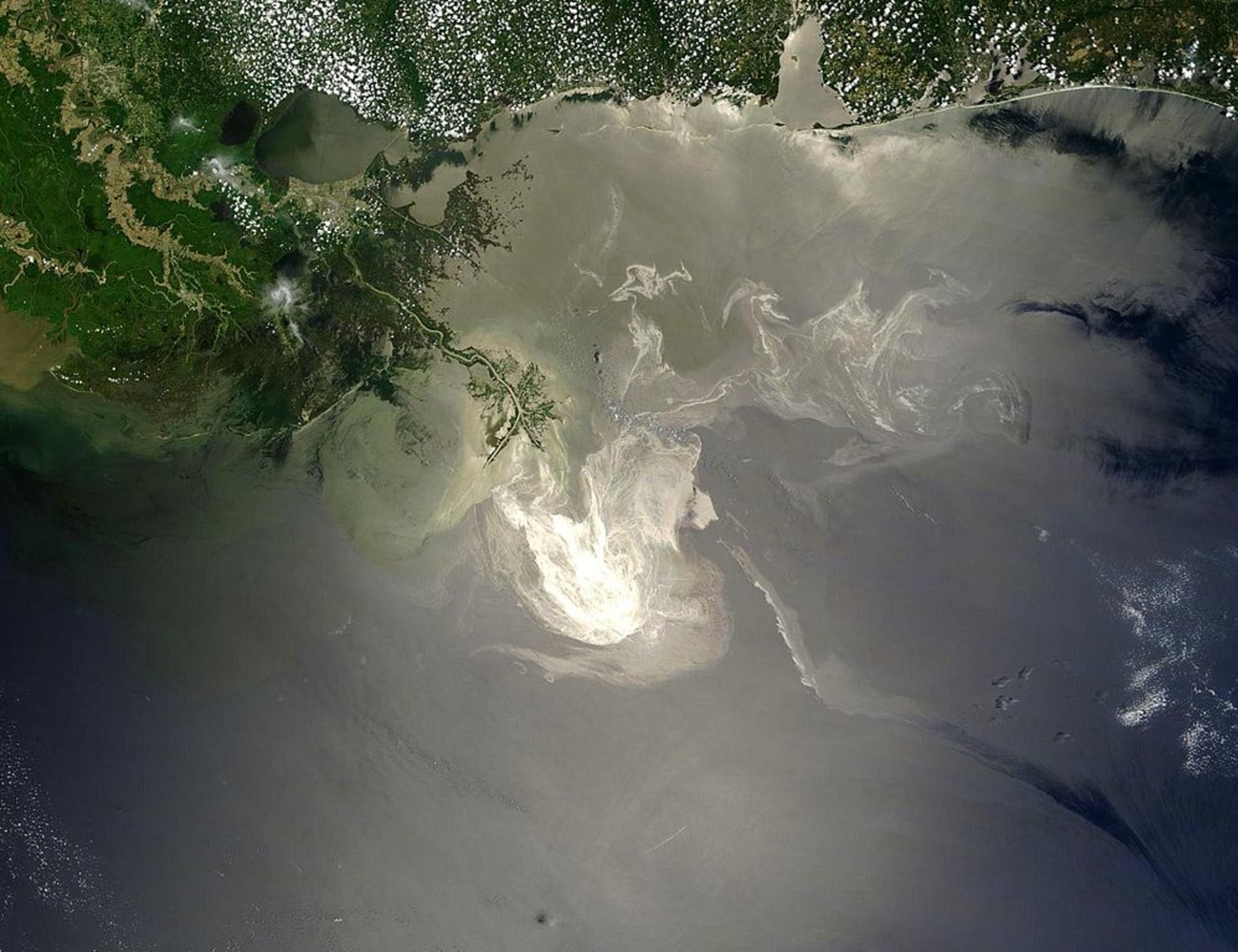 Takhle zachytily ropnou skvrnu družice čtyři dny po havárii ropné plošiny Deepwater Horizon