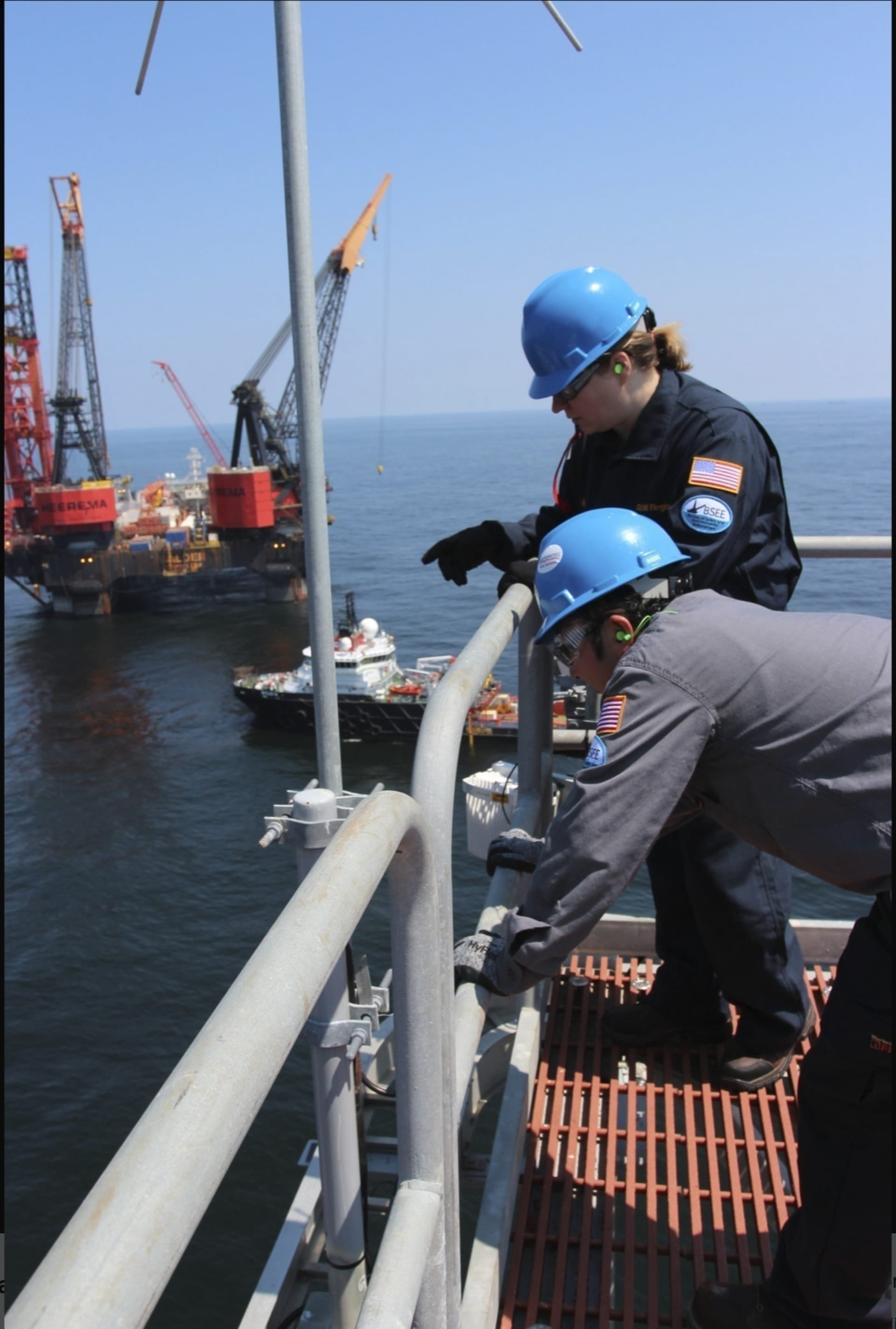 Pracovníci amerického Úřadu pro bezpečnost a prosazování životního prostředí během inspekce jedné z ropných plošin v roce 2018. Podle ropných společností je zajištěna bezpečnost tak, aby se katastrofa podobná Deepwater Horizon už neopakovala