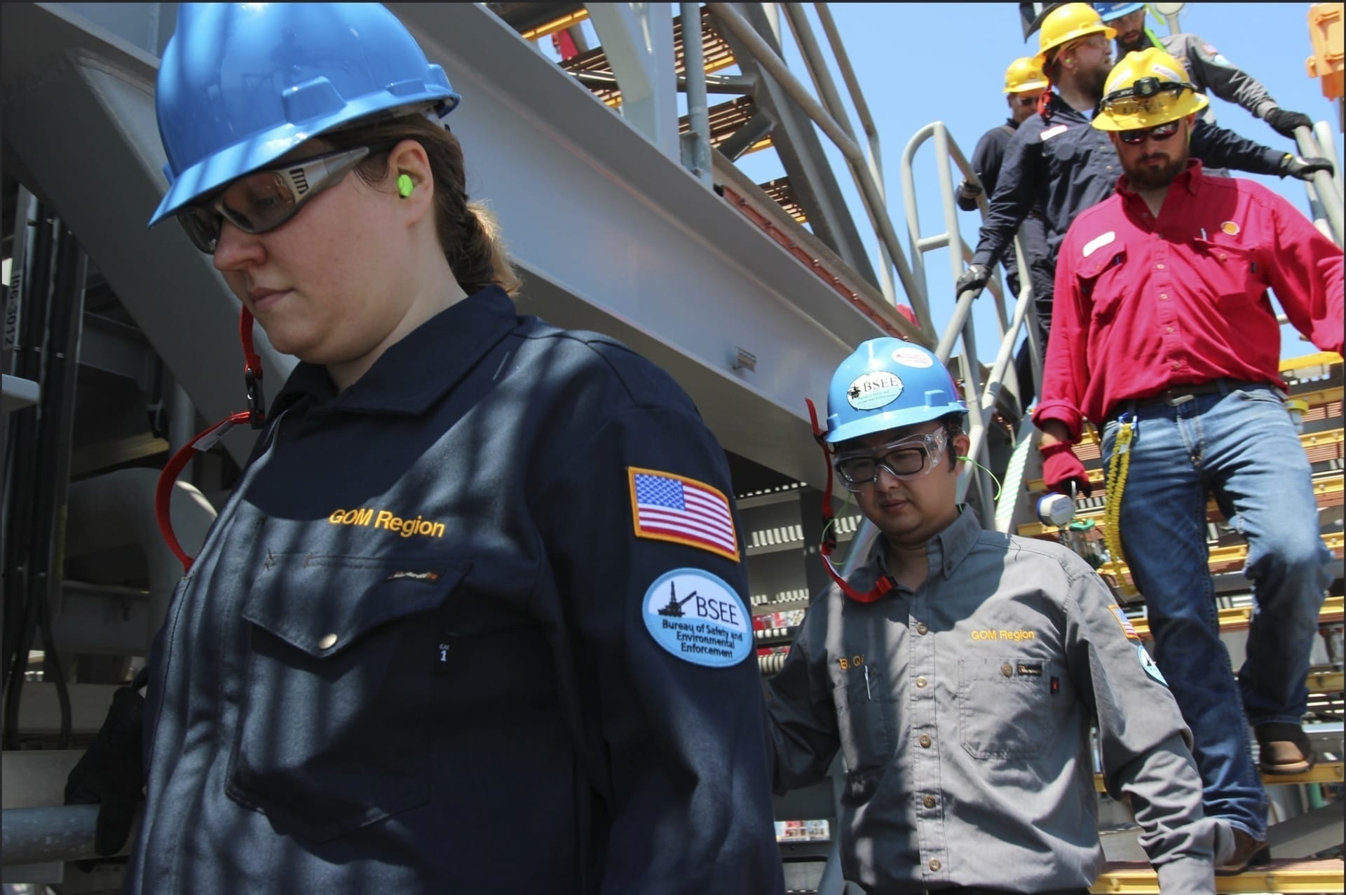 Pracovníci amerického Úřadu pro bezpečnost a prosazování životního prostředí během inspekce jedné z ropných plošin v roce 2018. Podle ropných společností je zajištěna bezpečnost tak, aby se katastrofa podobná Deepwater Horizon už neopakovala