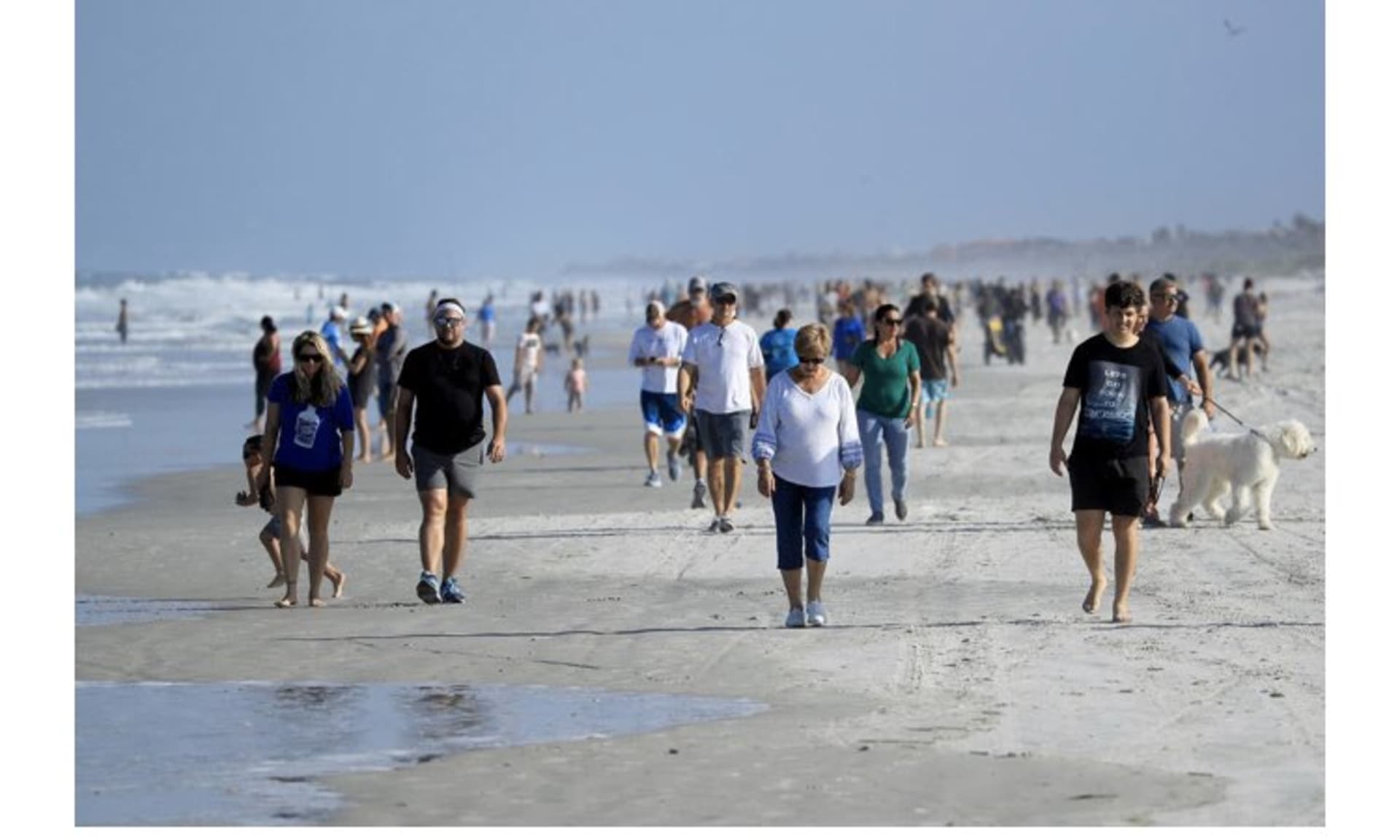 Lidé na Floridě navzdory pandemii houfně vyrazili k moři.