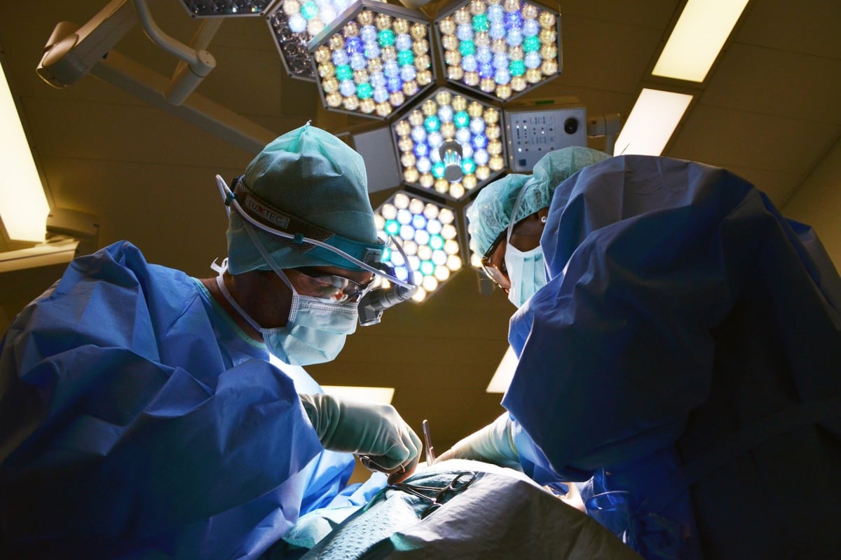 Podle nařízení ministerstva zdravotnictví mají být odloženy plánované operace, které neohrozí pacienta na životě. (Ilustrační snímek)