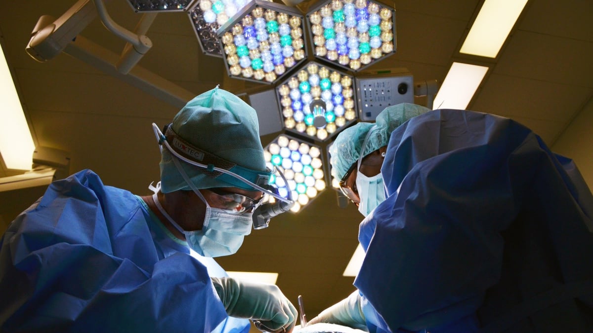 Podle nařízení ministerstva zdravotnictví mají být odloženy plánované operace, které neohrozí pacienta na životě. (Ilustrační snímek)