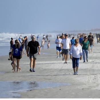 Pláže na Floridě se po otevření okamžitě zaplnily lidmi.
