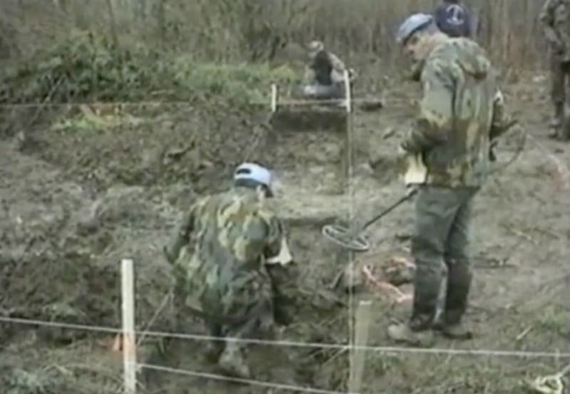 Prvotní ohledání místa možného masového hrobu na farmě Ovčara v roce 1992