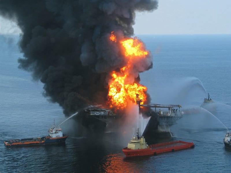 Hasičské lodě bojovaly s požárem ropné plošiny Deepwater Horizon několik dnů