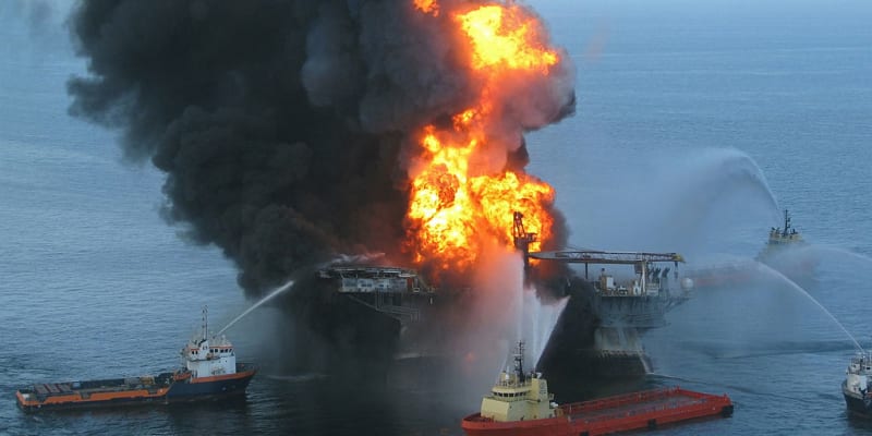 Hasičské lodě bojovaly s požárem ropné plošiny Deepwater Horizon několik dnů