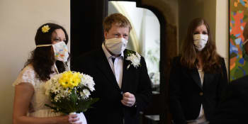 V Olomouci se konaly svatby v rouškách, novomanželé budou slavit doma