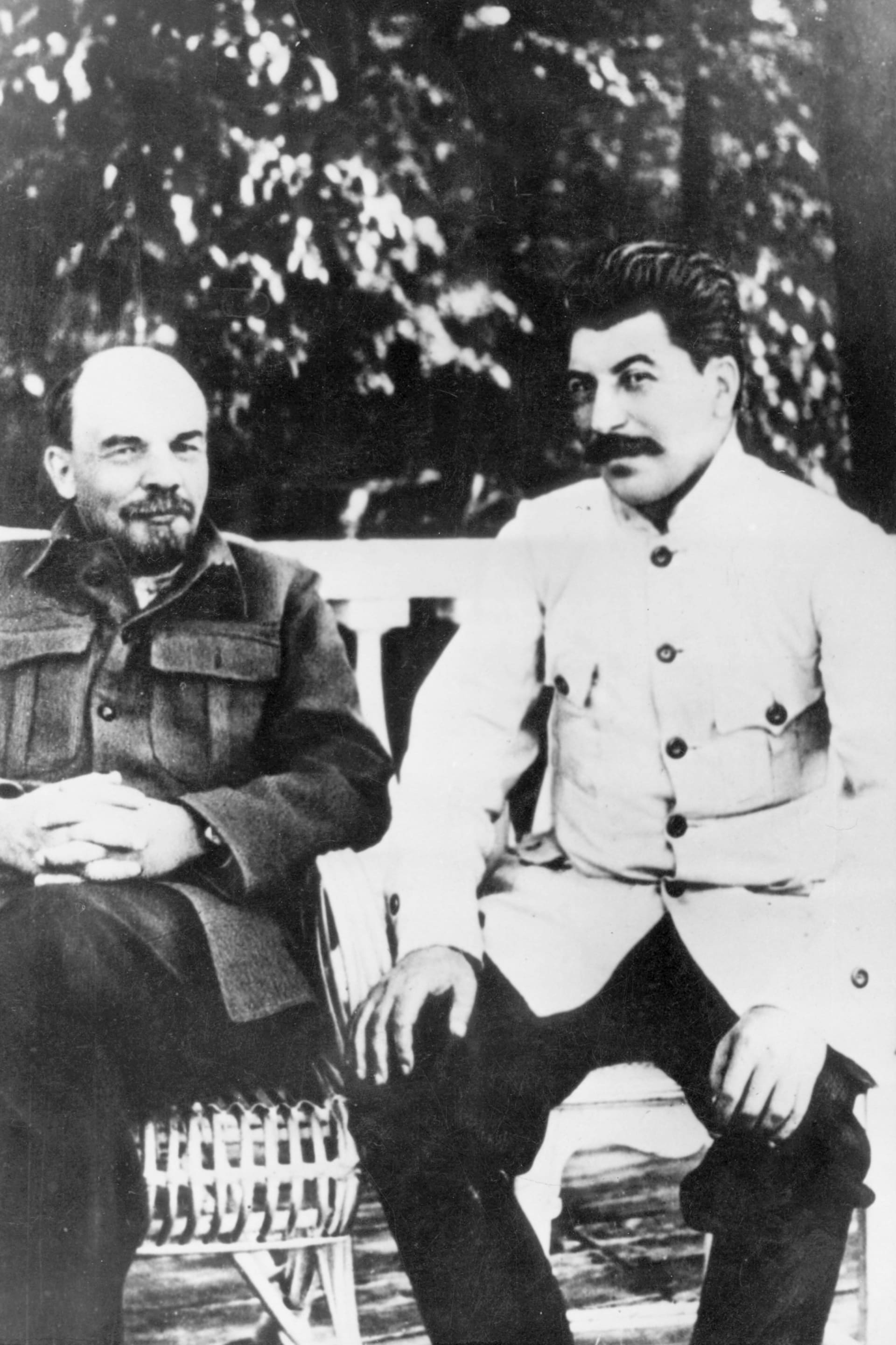 Lenin (vlevo) rozjímá se Stalinem. Ve své závěti ovšem před Stalinem varoval.