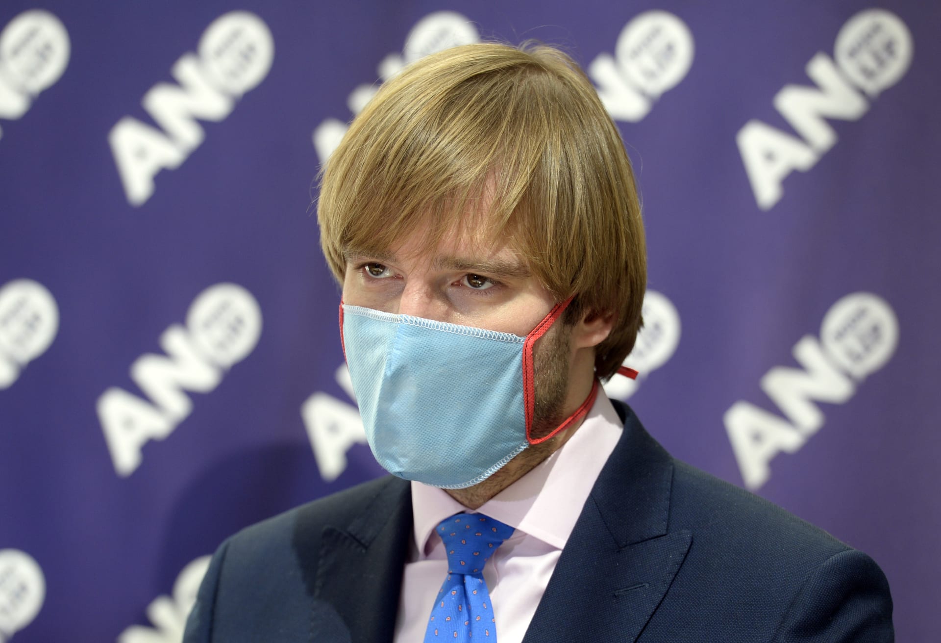 Ministr zdravotnictví Adam Vojtěch slíbil za období koronavirové krize čtyřicet tisíc měsíčně na odměnách pro lékaře i nelékaře.
