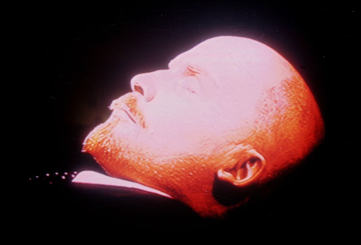 Odpočívá v pokoji. Leninovo tělo je dodnes vystaveno v mauzoleu na Rudém náměstí v Moskvě.