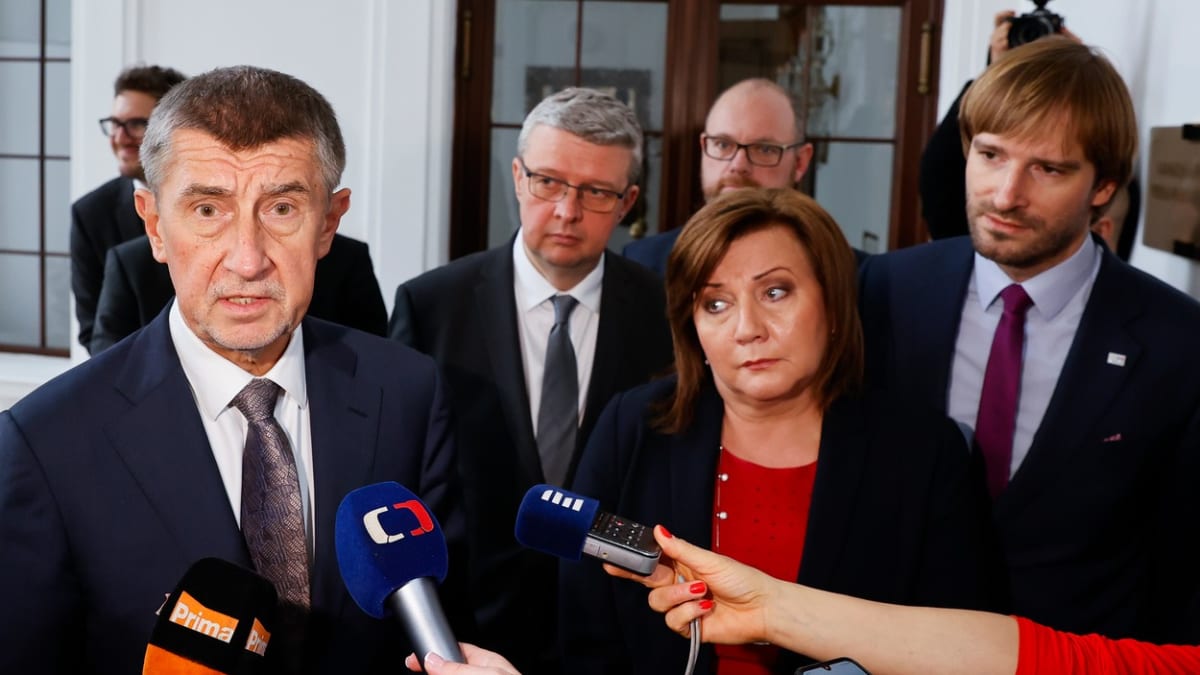 Poslanci nevyslyšeli prosby ministra zdravotnictví Adama Vojtěcha (vpravo).