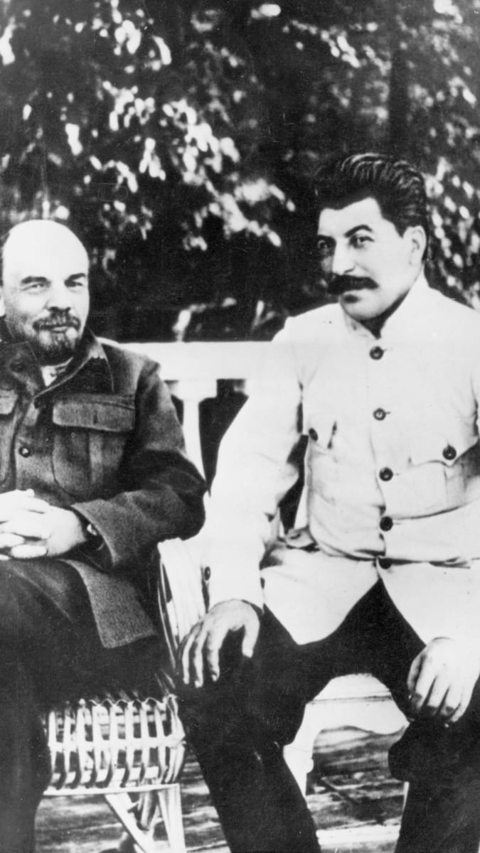 Lenin (vlevo) rozjímá se Stalinem. Ve své závěti ovšem před Stalinem varoval.
