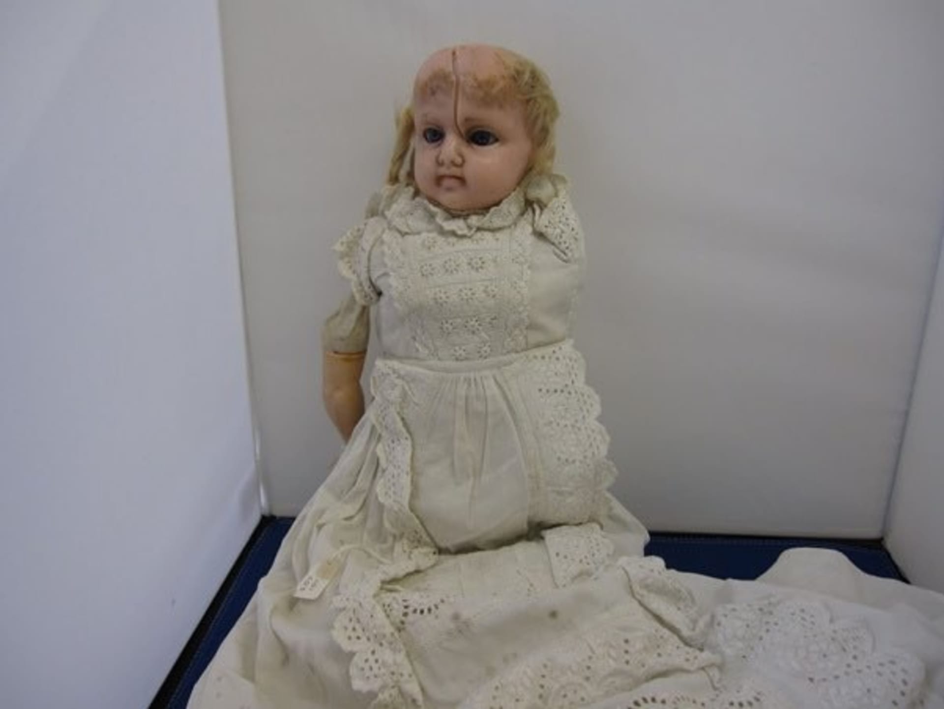 Další strašidelnou panenku nazvanou MC 294 sdílelo anglické Egham Museum.