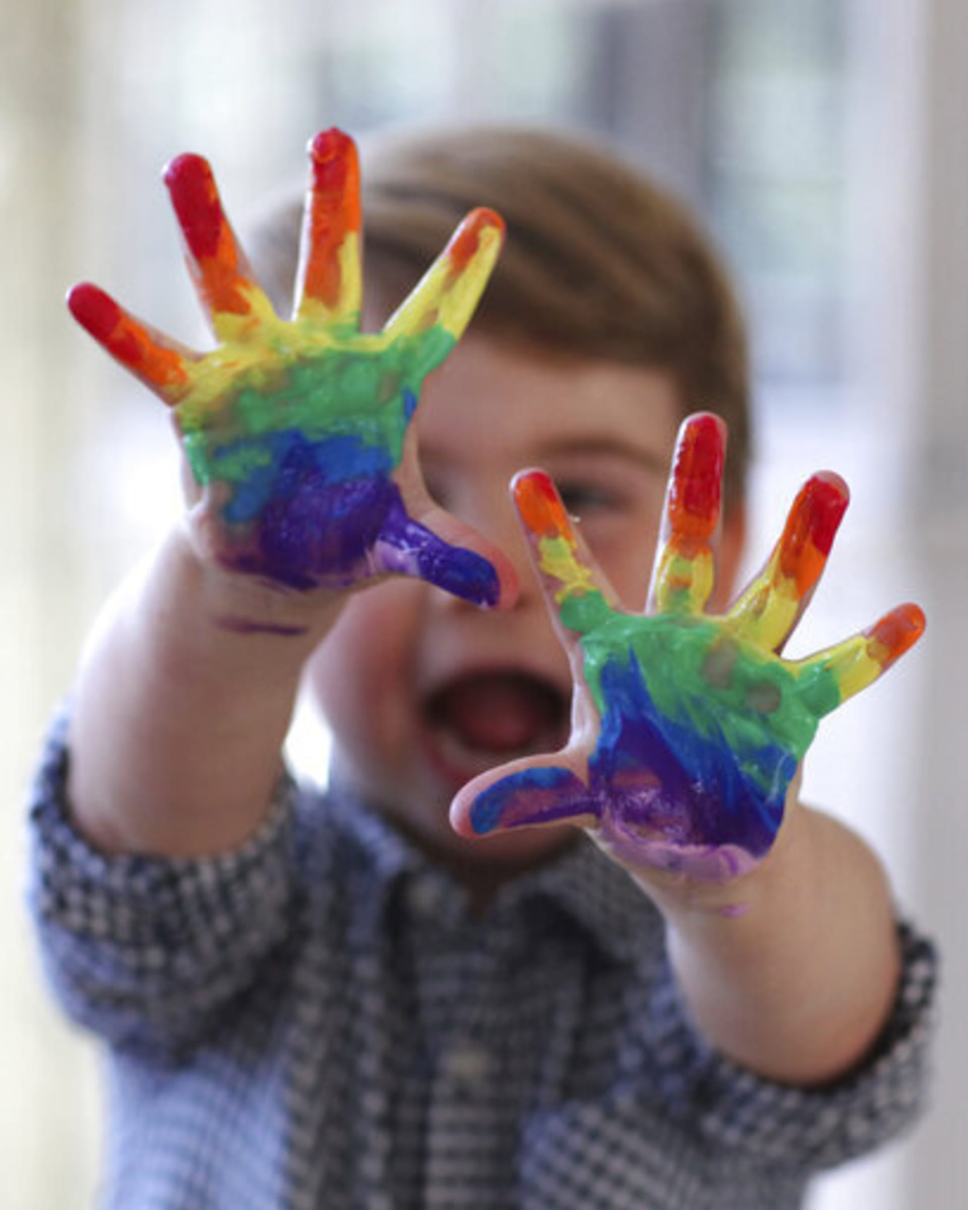 Princ Louis má na fotkách ruce od barev.