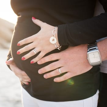 Státní zdravotní ústav na svém webu uvádí, že těhotné ženy nejsou více ohroženy nákazou COVID-19