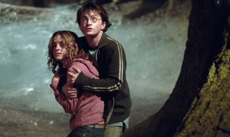 Harry Potter ve třetím díle už nenosí hábit, ale mikinu.