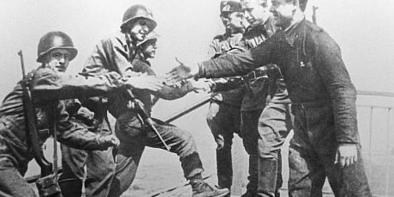 K setkání Rudé armády s americkými vojáky došlo 25. dubna 1945 na Labi poblíž města Torgau (Torgava) v severozápadním Sasku.