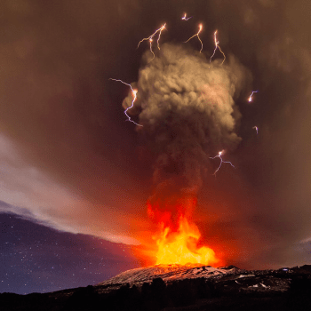 Špinavé bouřky vzniknou, když se po erupci ve vzduchu srazí částice sopečného popela. Jevu se někdy říká sopečný blesk