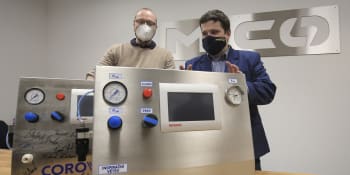 Plicní ventilátory CoroVent mají certifikaci pro nouzové využití, už teď jich není dost 