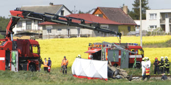 Na Plzeňsku se srazil vlak s osobním autem, zemřeli tři lidé