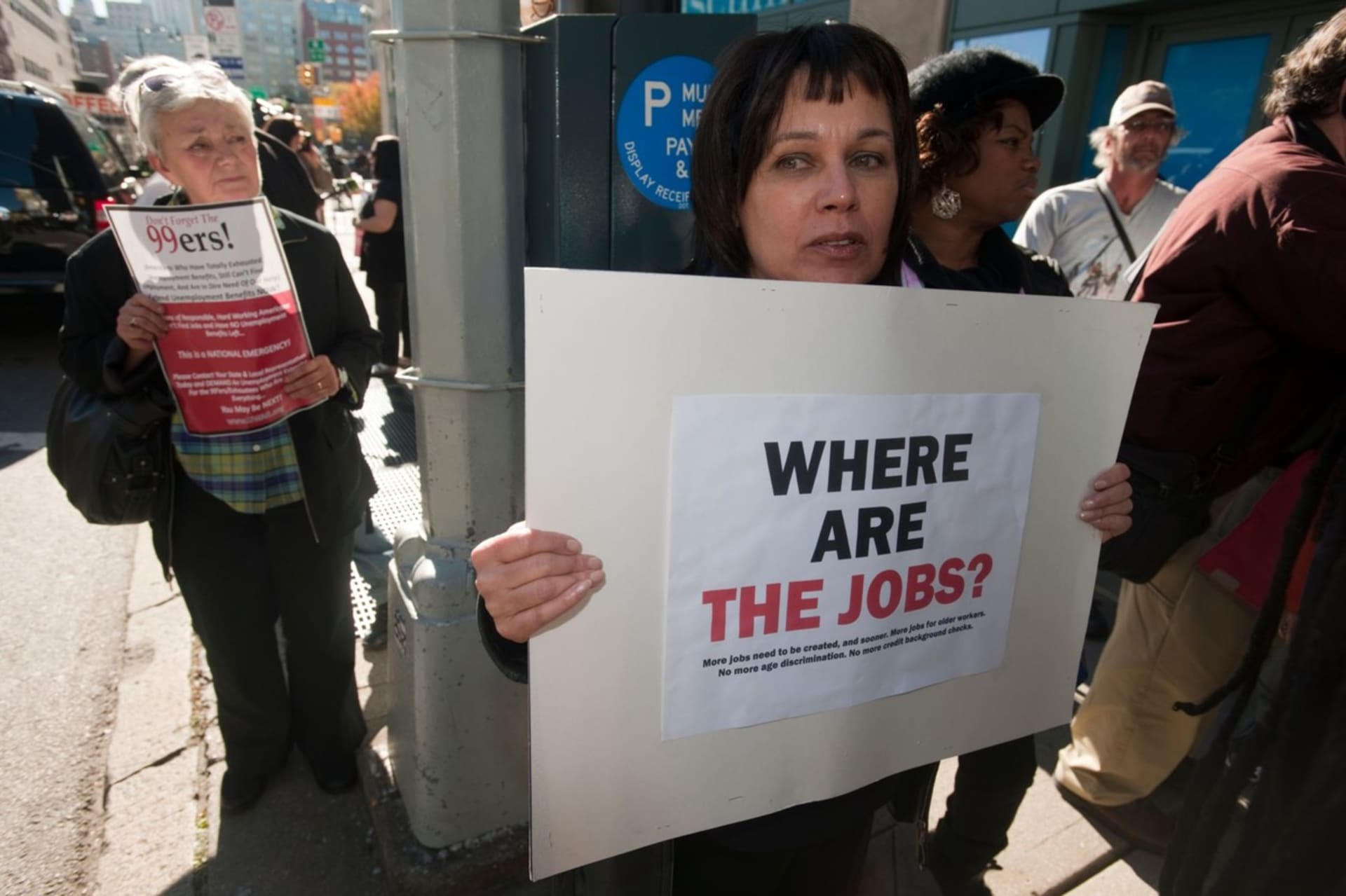 Kde je práce? Newyorčané musí vedle koronavirové krize čelit také hrozbě ztráty zaměstnání. 