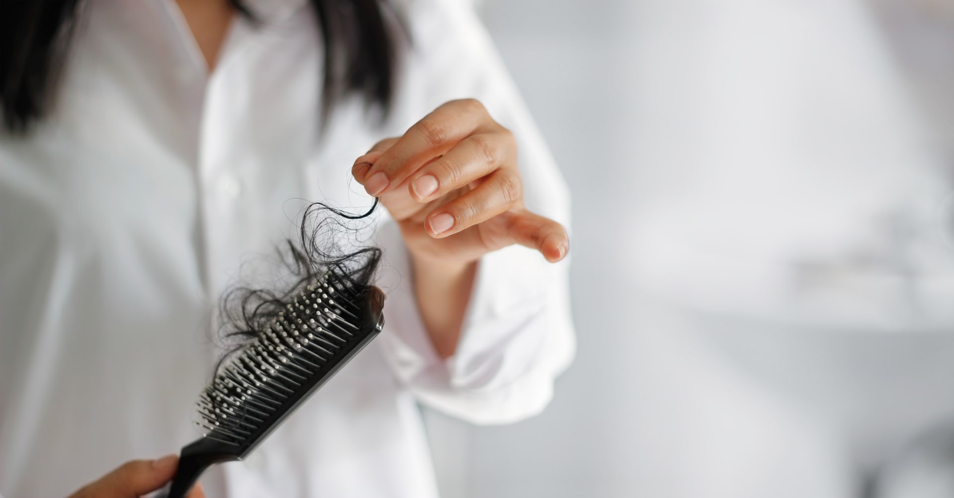 Padání vlasů mohou způsobit rozhozené hormony nebo nedostatek železa.