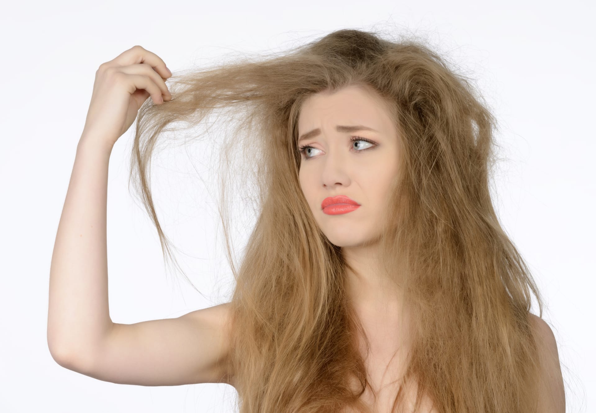 Suché vlasy mohou signalizovat problémy se štítnou žlázou.