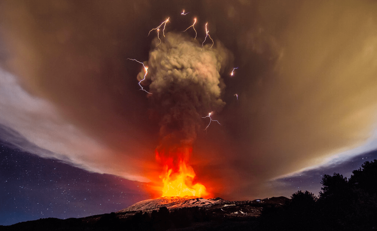 Špinavé bouřky vzniknou, když se po erupci ve vzduchu srazí částice sopečného popela. Jevu se někdy říká sopečný blesk